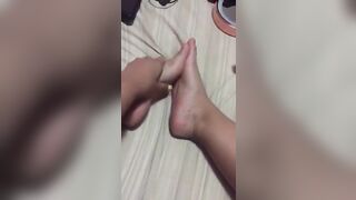 Feet: hi
