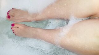 Feet: Soaking my feet in a good warm bubble bathroom on this cold winter night xx 54yo F ??????