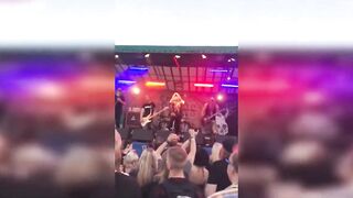 Festival Strumpets: Cock engulfing at rock concert