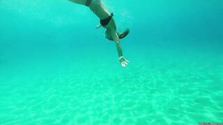 Flip underwater - Female Feet