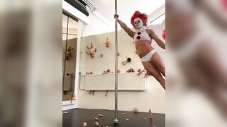 Embarrassed Boners: Pennywise the pole dancing clown