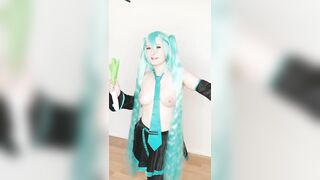 Cosplay Slutty: Vocaloid Hatsune Miku by razouhime - cute twirl
