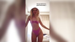 Dat Ass From the Front: Anais Gallagher's cute wiggles