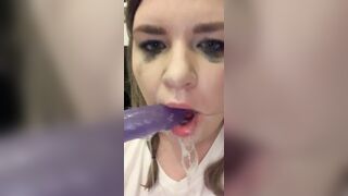 Deepthroat: sextoy mouth fuck