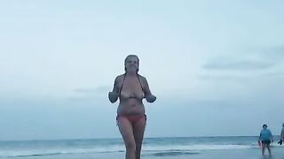 Gave the beach a show - Exposed in Public